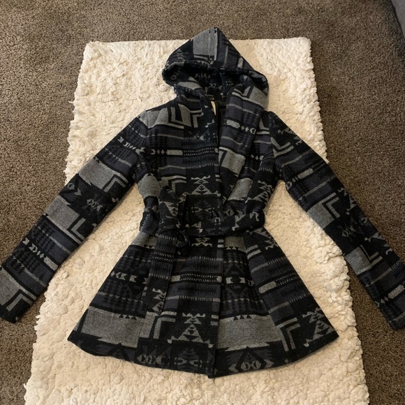 Kirra Jackets & Blazers - Kirra Women’s Aztec tribal print gray & black belted jacket coat with hood M